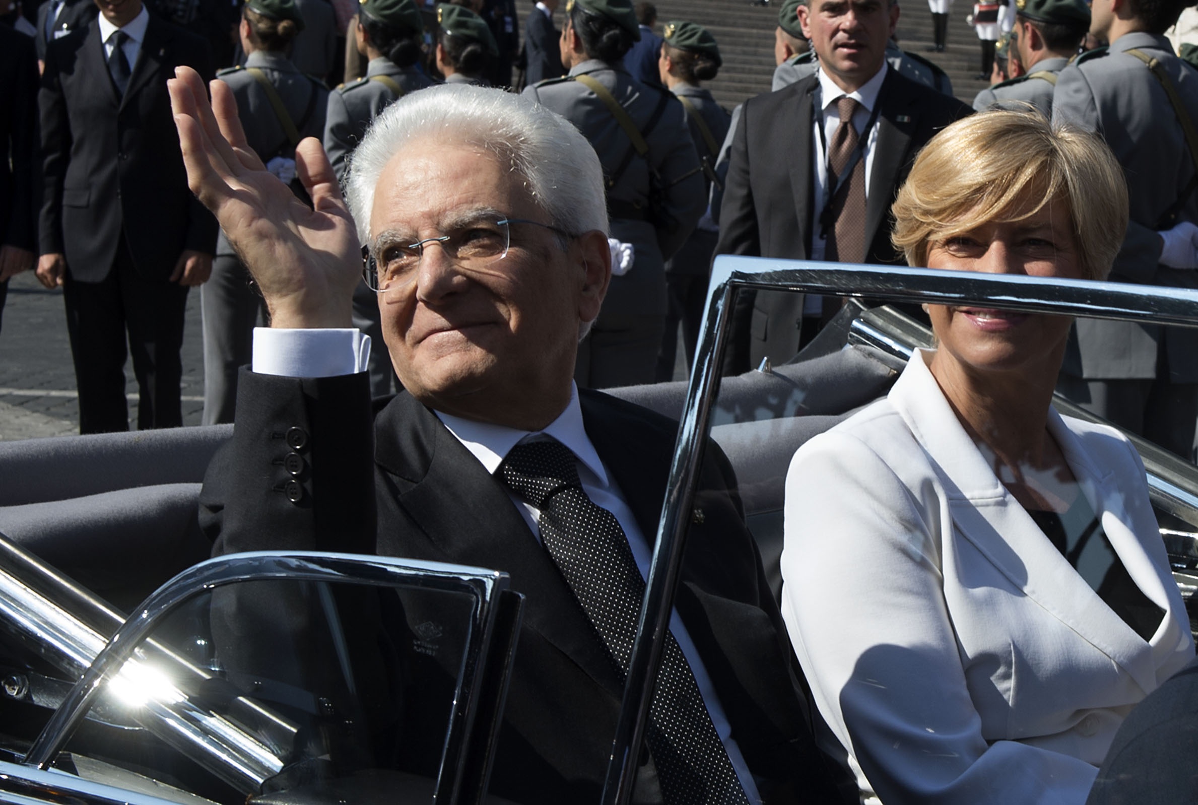 Il Presidente Sergio Mattarella e il Ministro della Difesa Roberta Pinotti lasciano Piazza Venezia