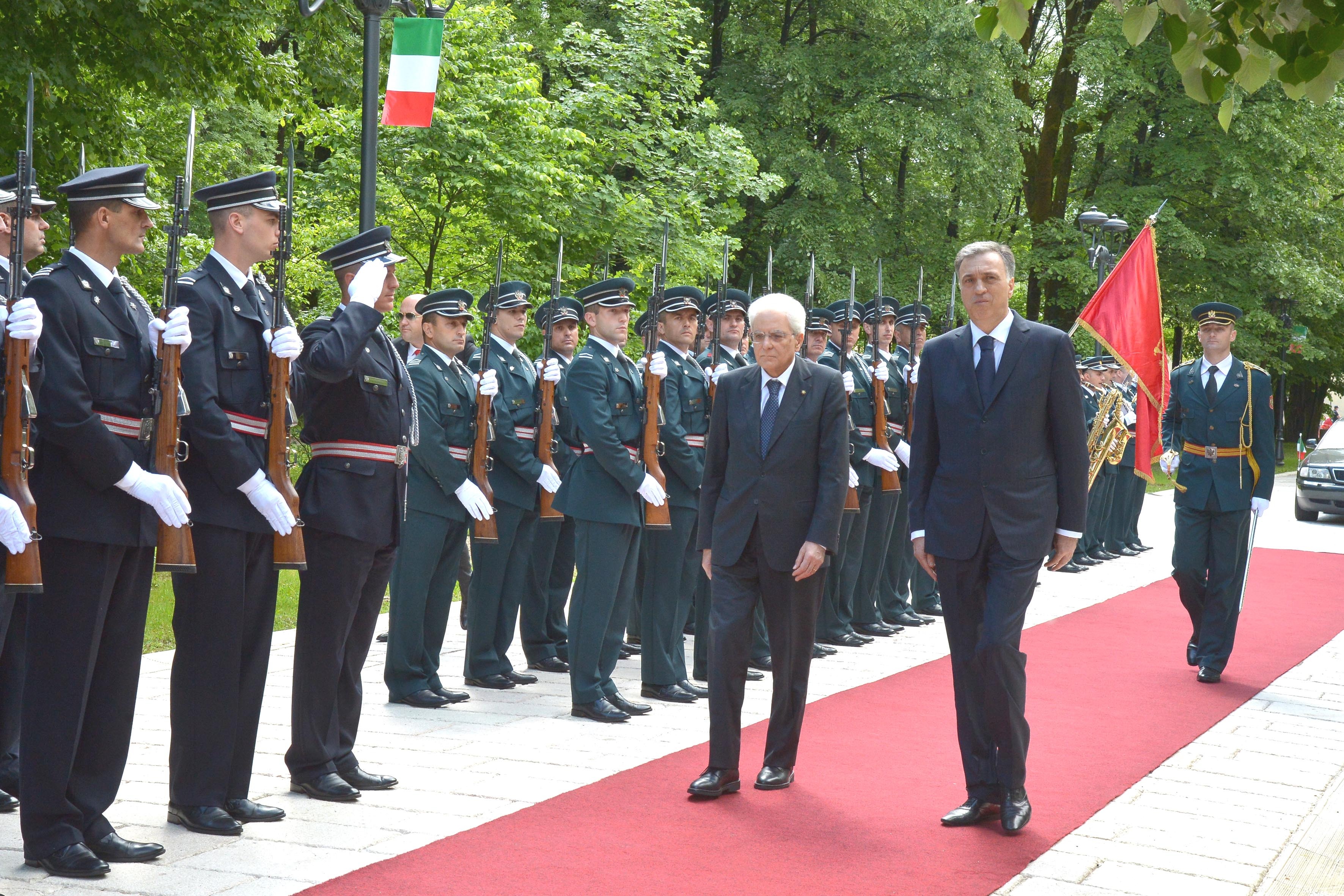Il Presidente Napolitano con il testo della Costituzione italiana