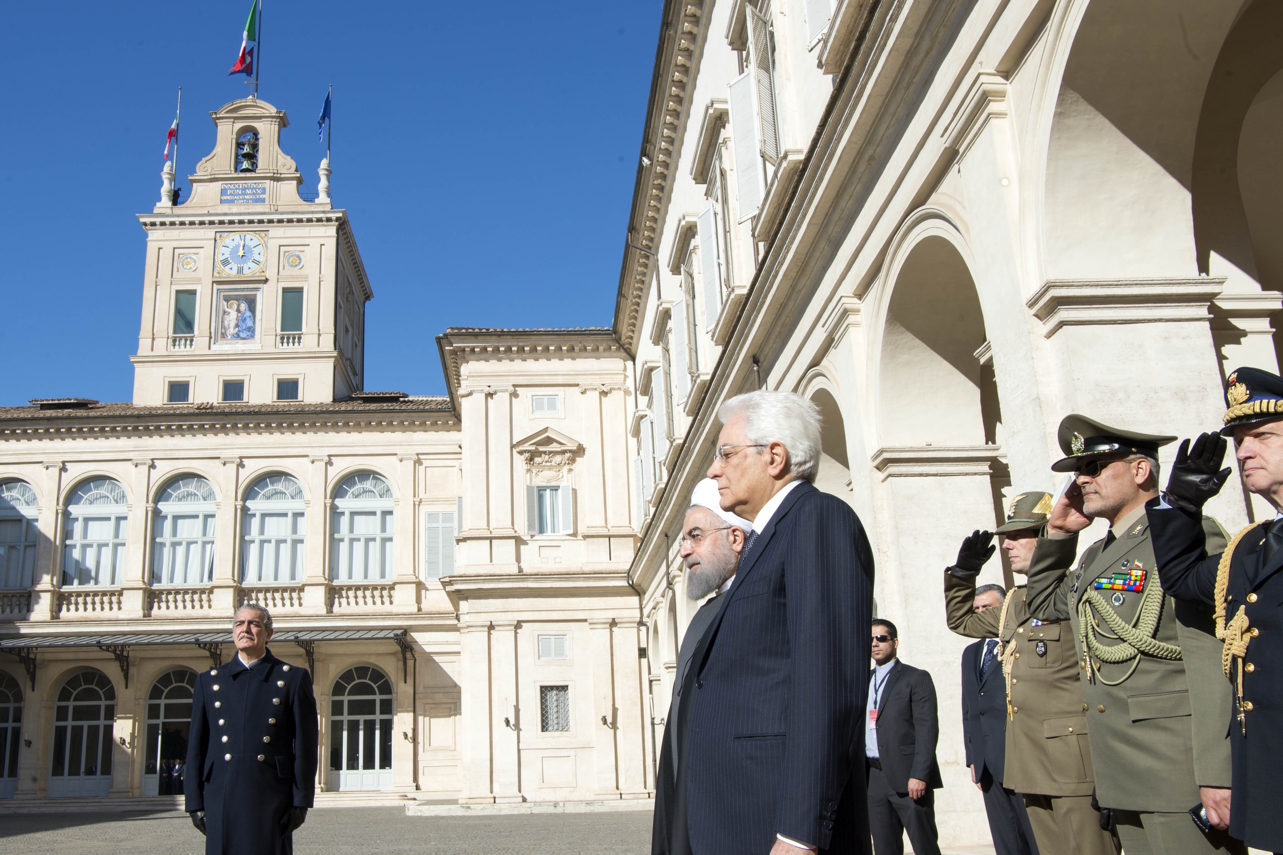 Il Presidente della Repubblica Giorgio Napolitano salutato dalla folla all'uscita da Palazzo Ducale