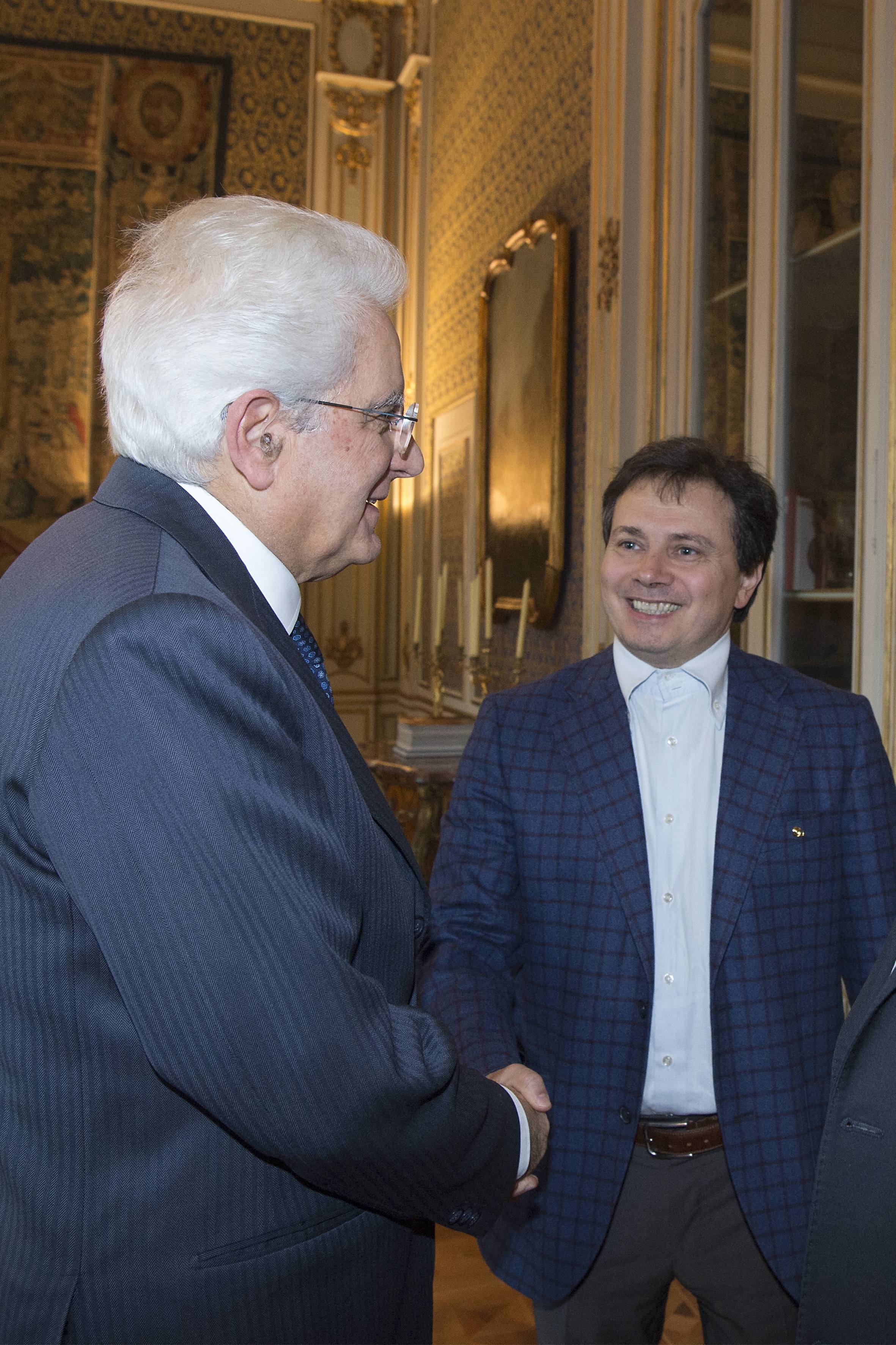 Il Presidente Giorgio Napolitano nei pressi del "Muro" di via Resia, risponde al saluto dei cittadini.
