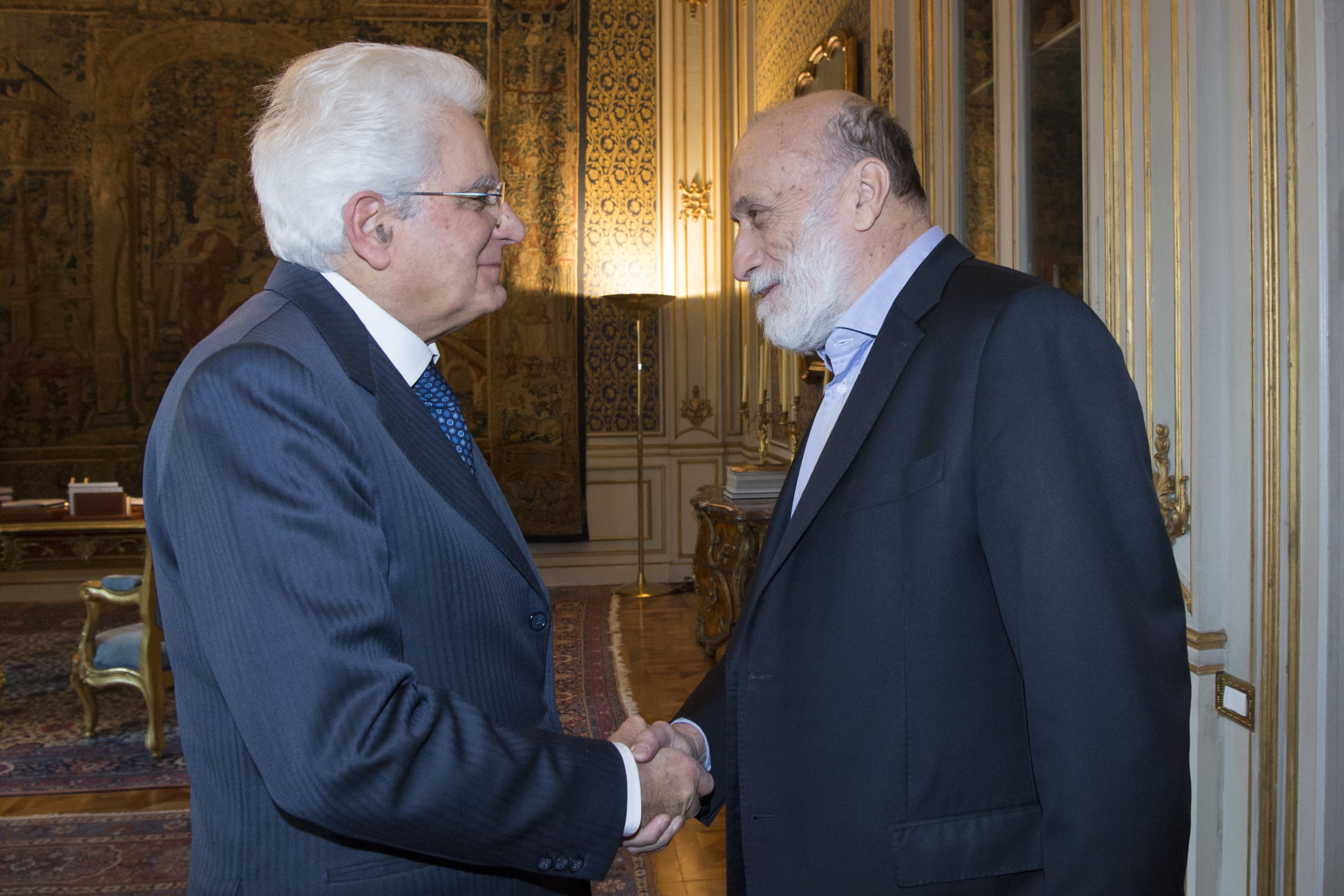 Il Presidente Giorgio Napolitano, festeggiato dalle scolaresche al suo arrivo nei pressi del muro del Lager di via Resia.