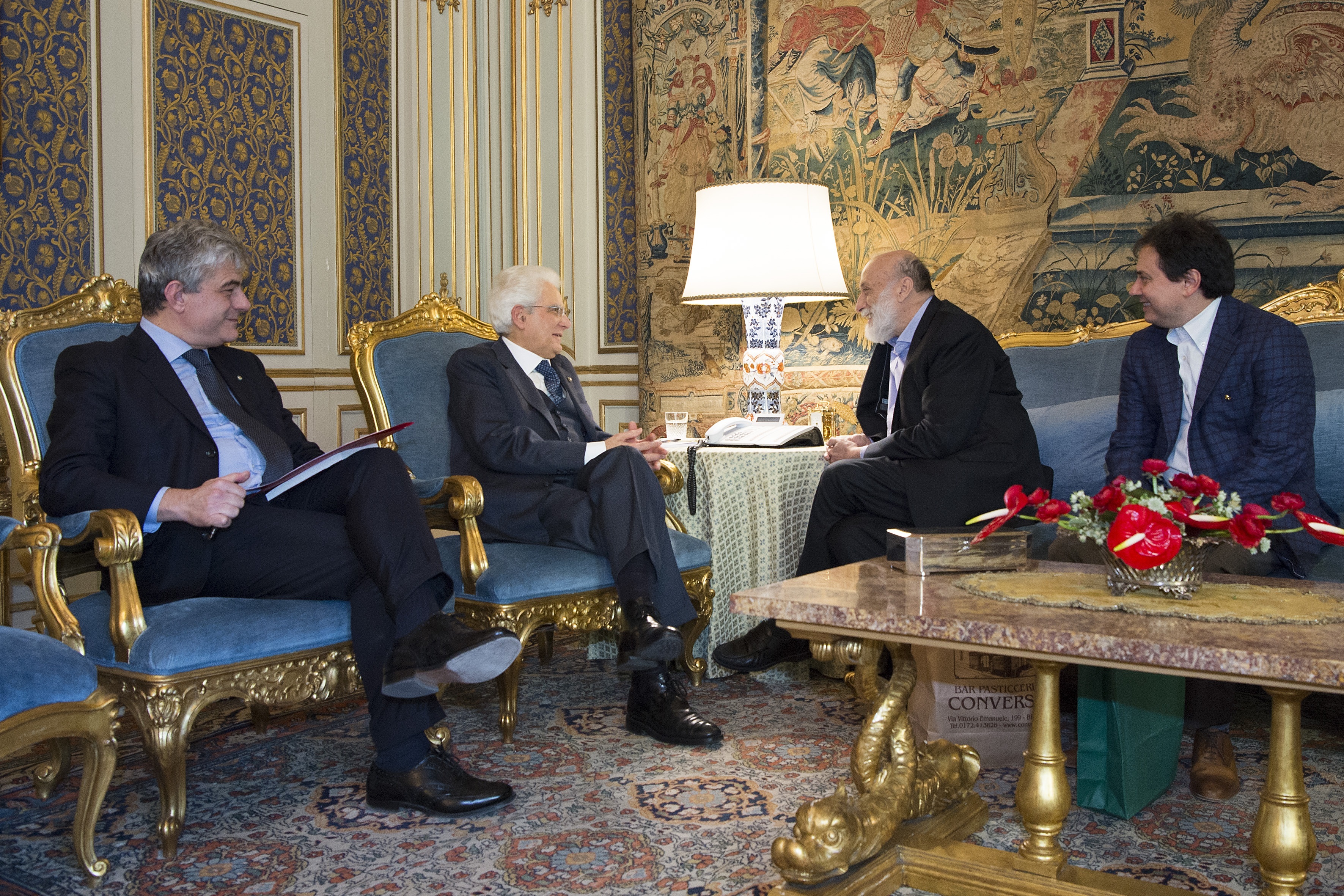 Il Presidente Giorgio Napolitano saluta una rappresentanza di Partigiani dopo aver deposto una corona al muro del Lager di Bolzano