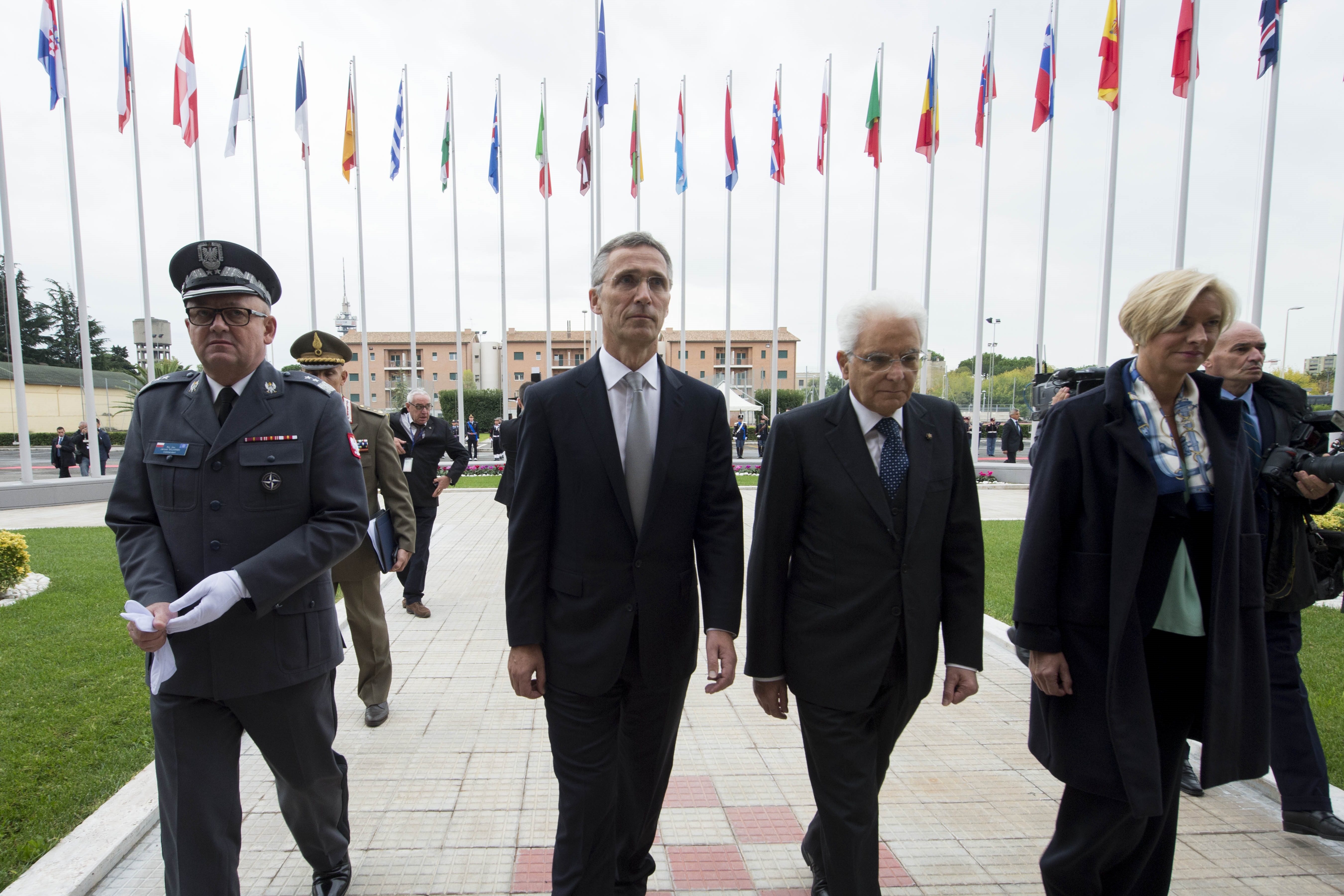 Il Presidente della Repubblica Giorgio Napolitano con la bandiera d'italia