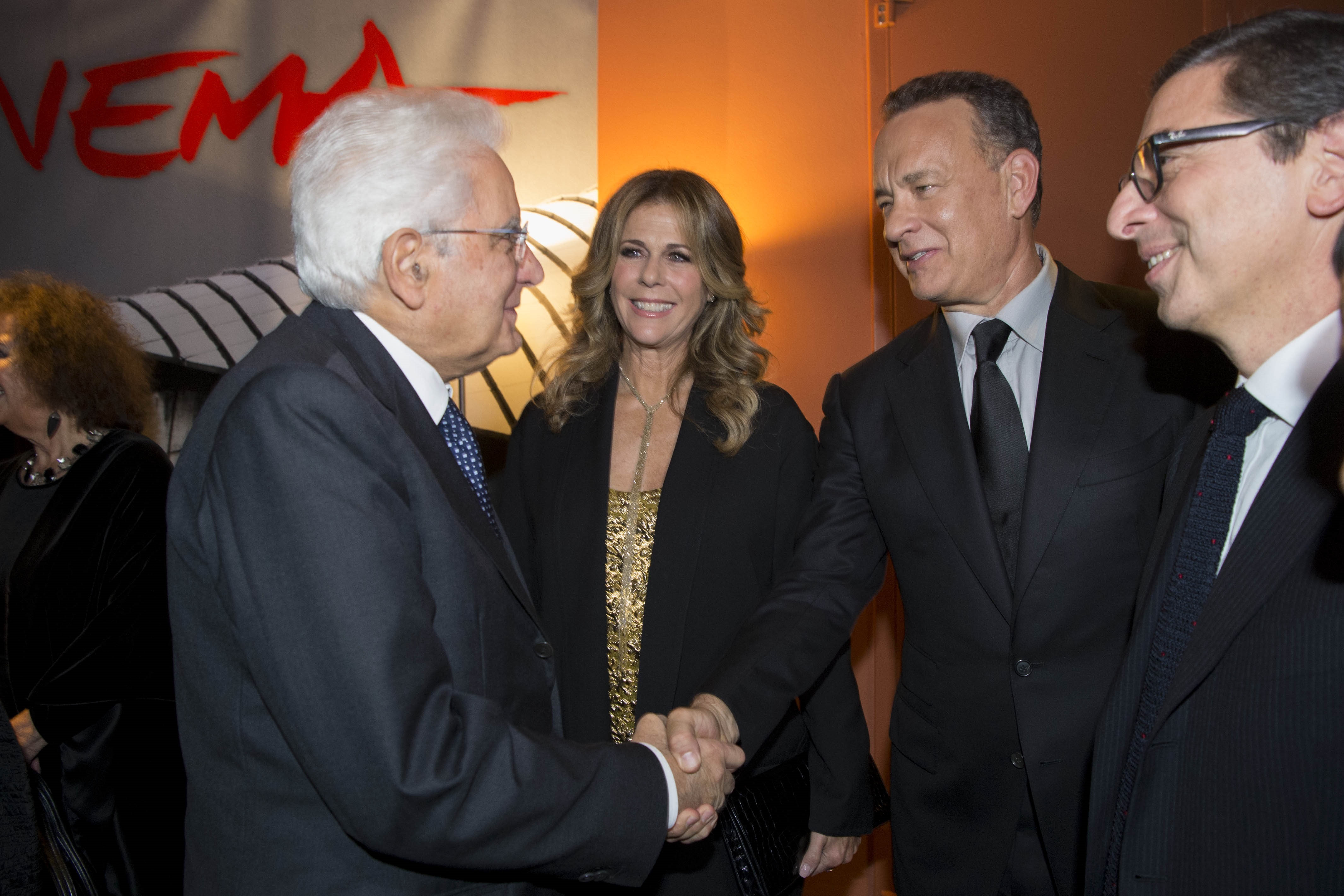 Il Presidente della Repubblica Giorgio Napolitano con la bandiera d'italia