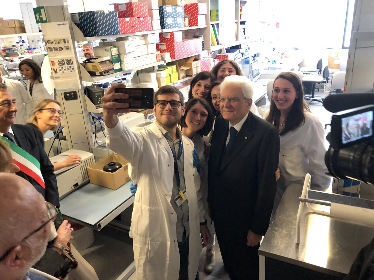 Il Presidente Sergio Mattarella nel corso della visita all'IEO