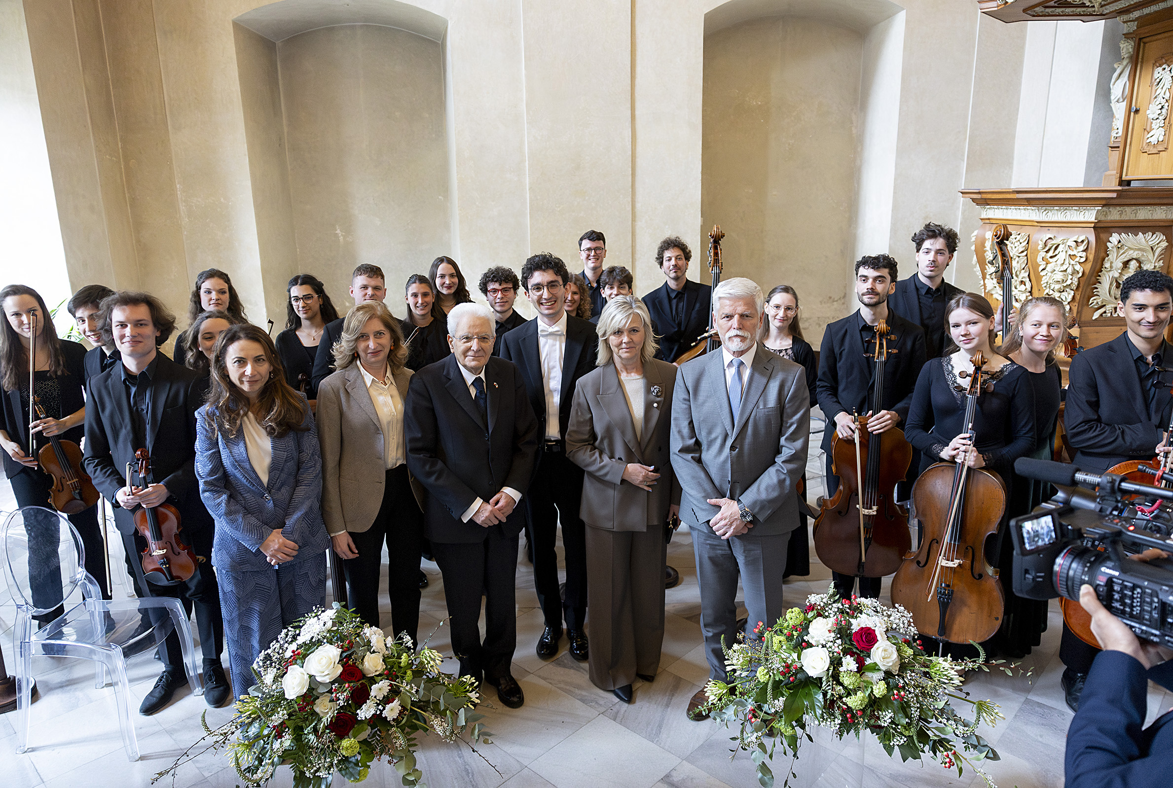 Il Presidente della Repubblica Sergio Mattarella e il l Presidente della Repubblica Ceca Petr Pavel con i musicisti che hanno parteciapto all'evento musicale Armonia Europea, a cura dell'Orchestra Giovanile Italiana e della Ceska studentenska filharmonie