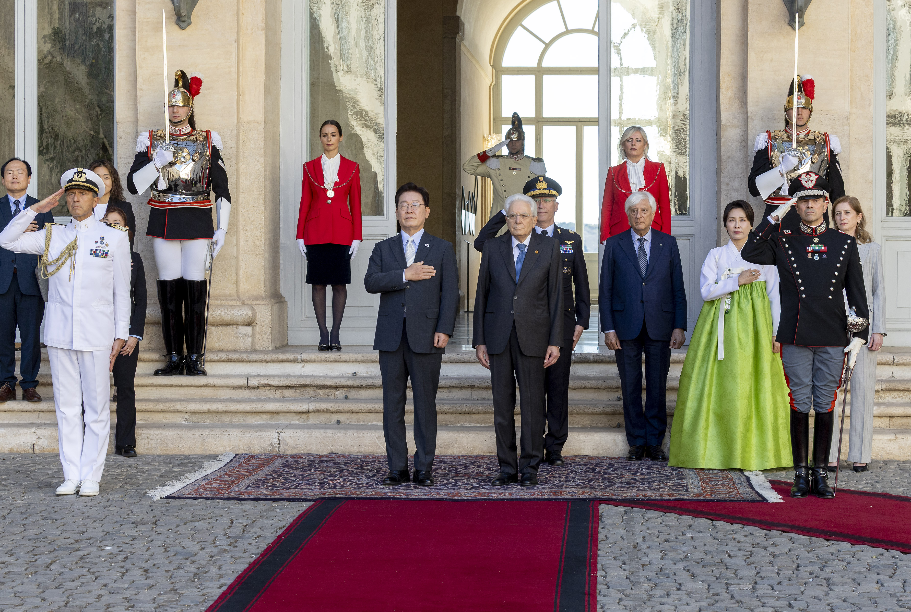 Il Presidente Sergio Mattarella con il Presidente della Repubblica di Corea Lee Jae Myung, in occasione della cerimonia di commaito
