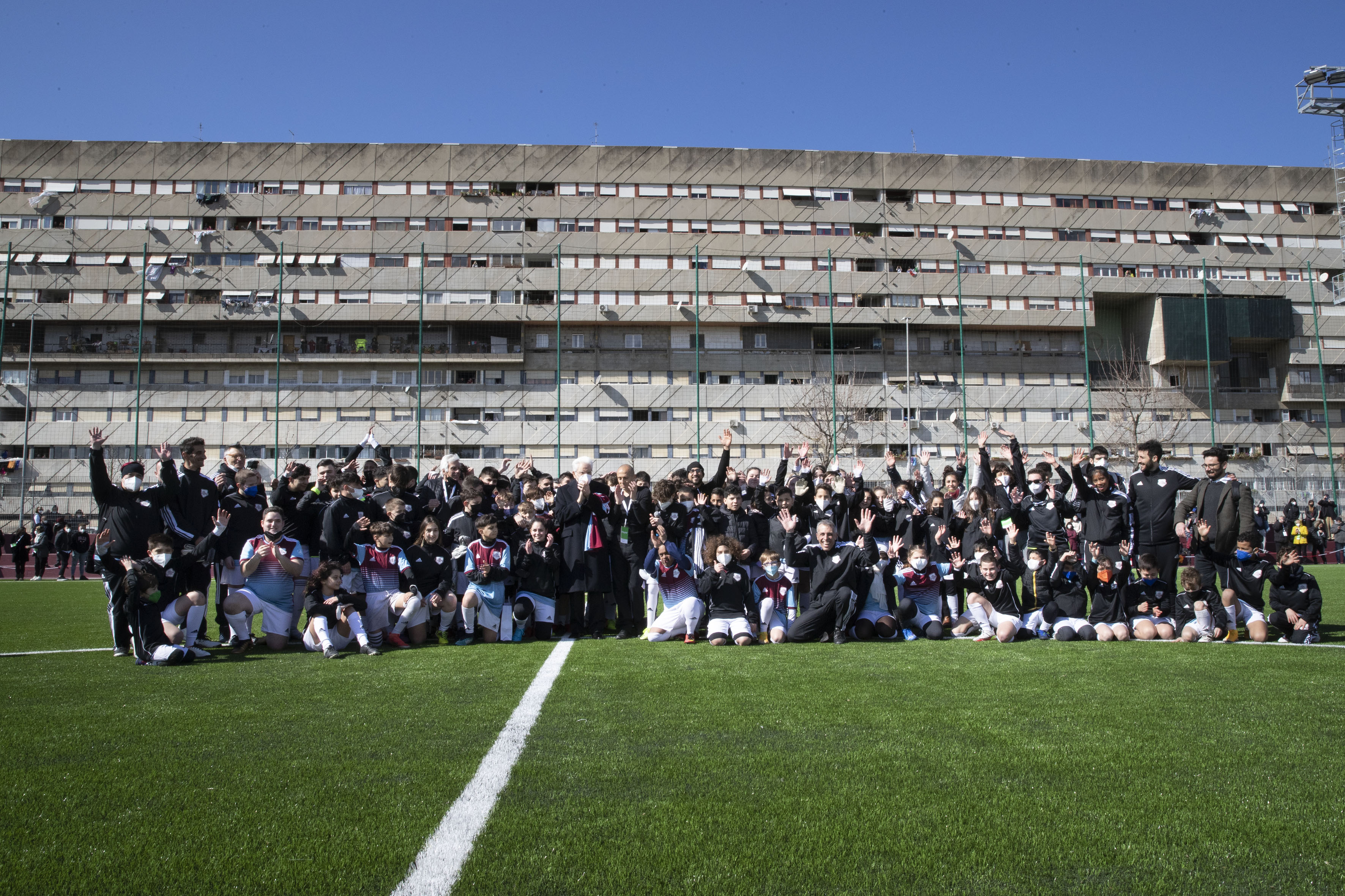 Il Presidente della Repubblica Sergio Mattarella con i ragazzi, i volontari e i responsabili di "Calciosociale" in occasione dell’inaugurazione del "Campo dei Miracoli"