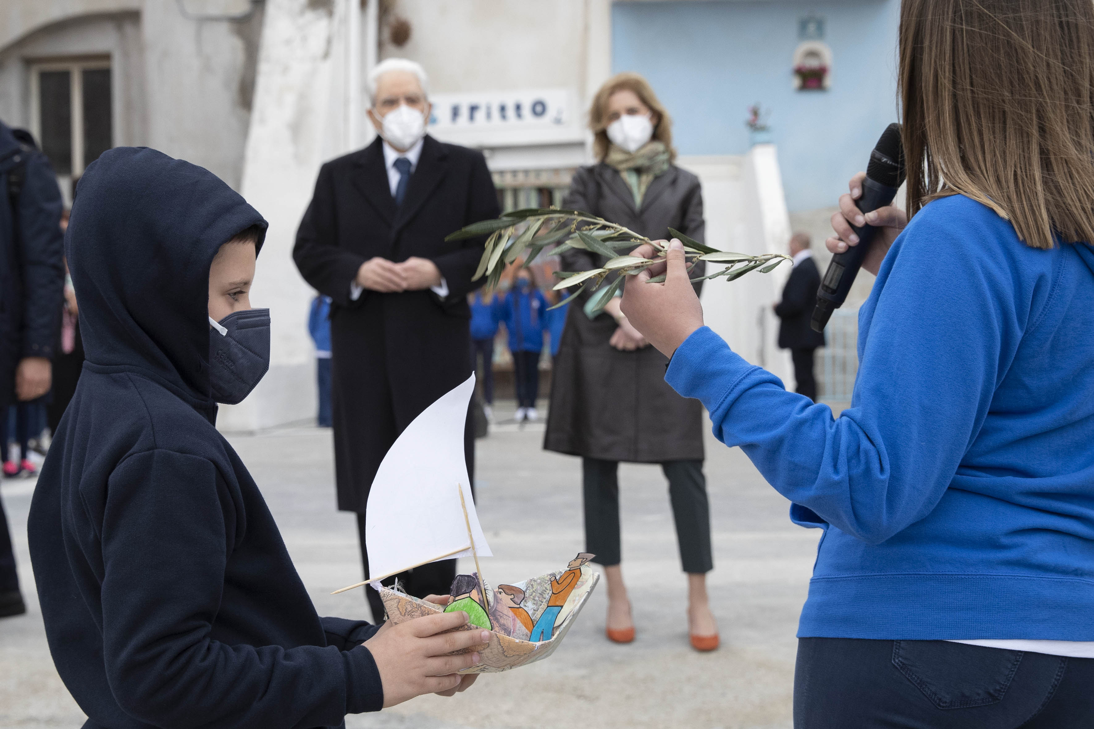 Il Presidente della Repubblica Sergio Mattarella e la signora Laura, al borgo della Corricella, incontrano una rappresentanza di alunni ed insegnanti della scuola primaria e secondaria e dell’istituto nautico, in occasione della cerimonia di inaugurazione di Procida Capitale della Cultura 2022  
