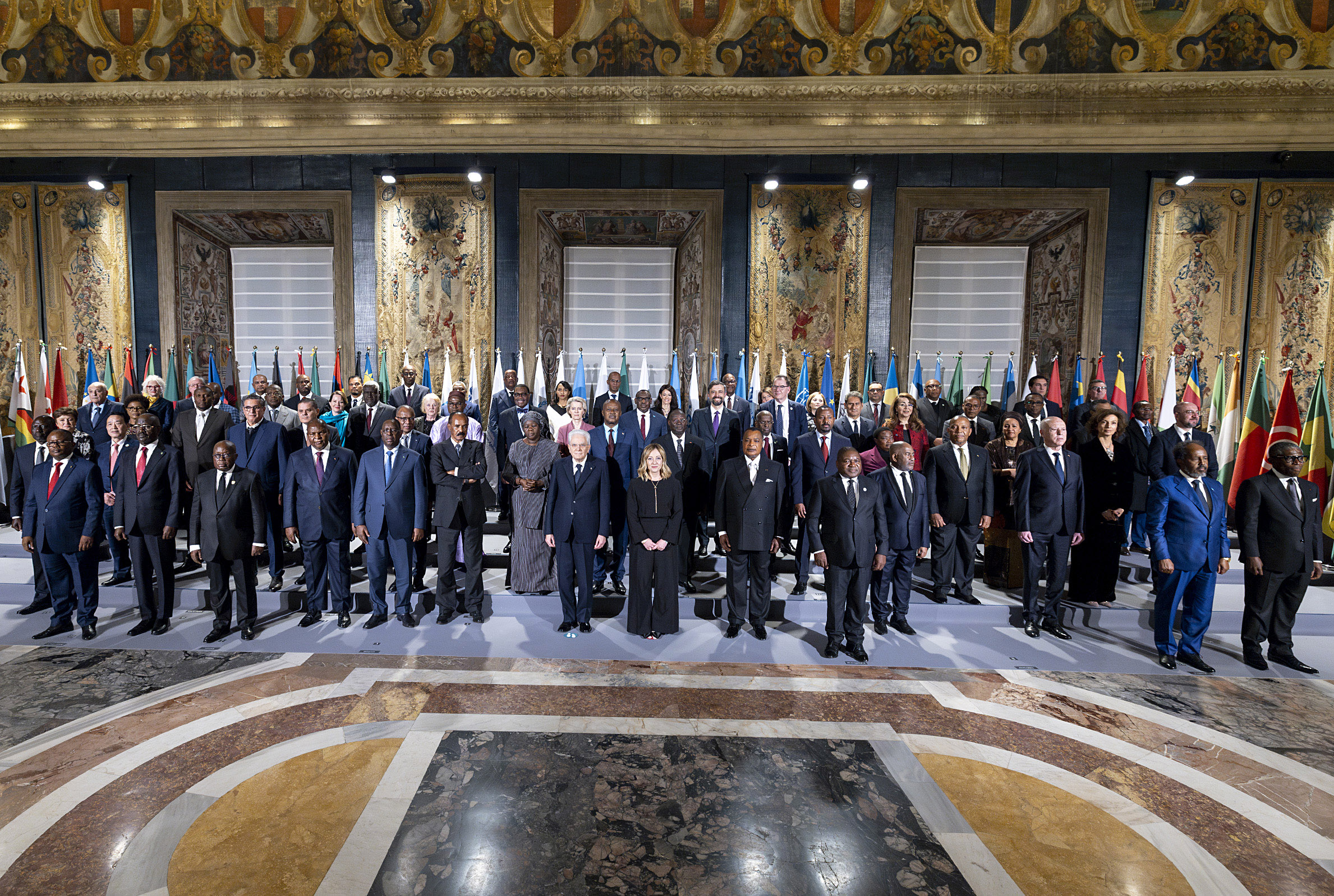 Il Presidente della Repubblica Sergio Mattarella con il Presidente del Consiglio Giorgia Meloni, in occasione del Vertice Italia Africa

