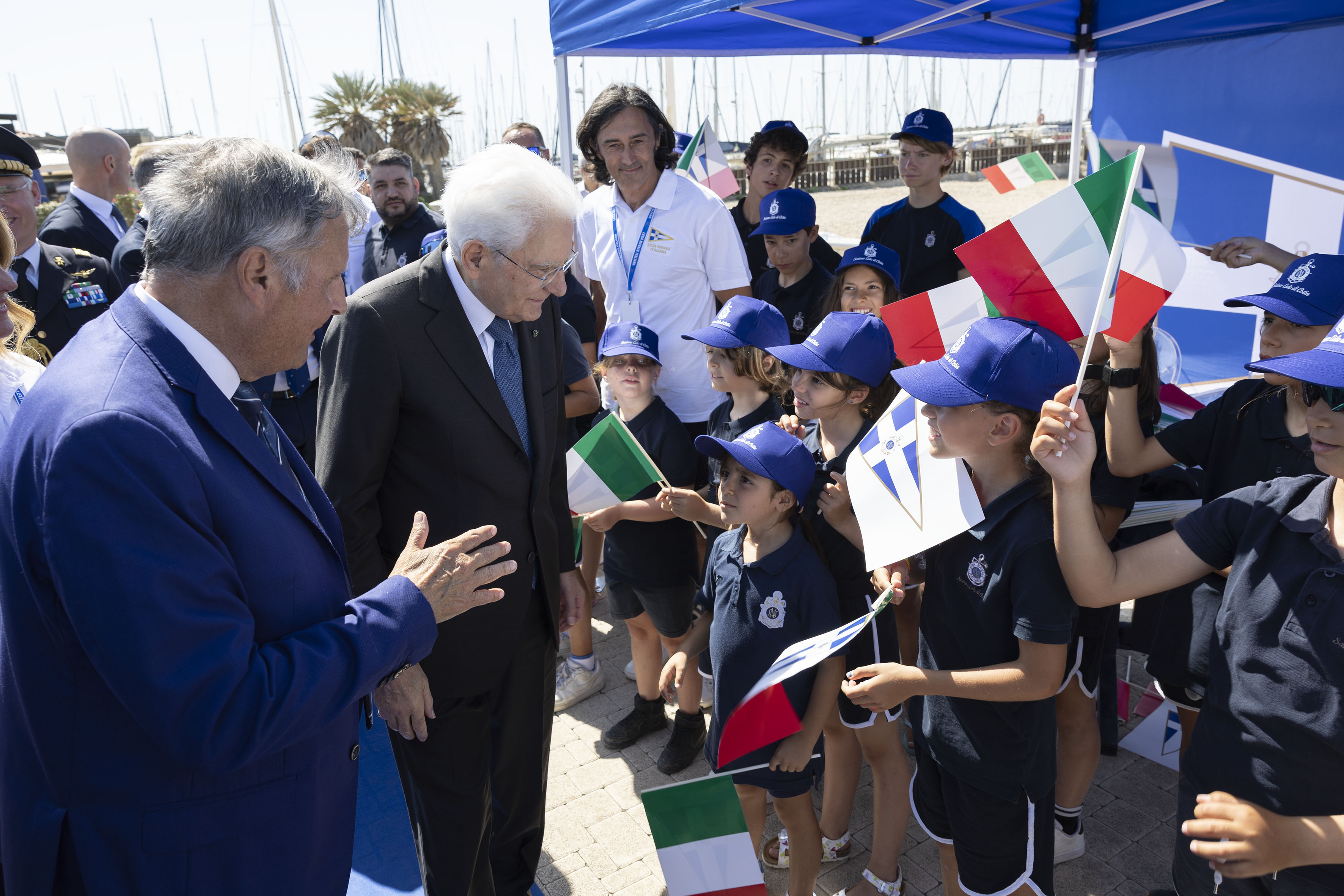 Il Presidente della Repubblica, Sergio Mattarella, saluta le rappresentanze delle diverse realtà della Lega Navale Italiana.