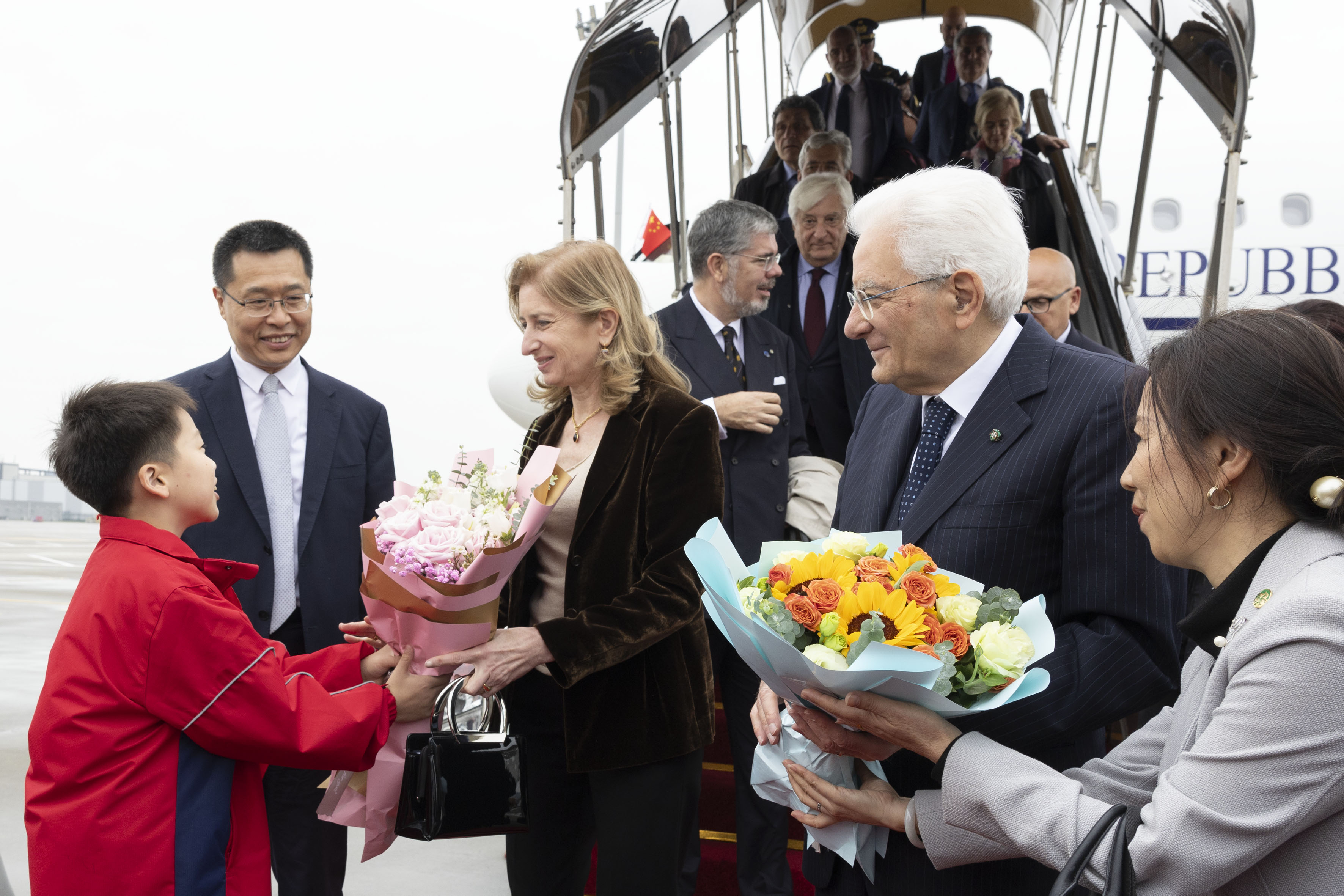 Il Presidente della Repubblica Sergio Mattarella e la Sig.ra Laura all’aeroporto di Hangzhou, in occasione della visita di Stato  
nella Repubblica Popolare Cinese  
