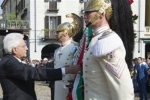 Il Presidente Mattarella depone una corona al monumento dedicato a Cavour