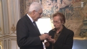Il Presidente Sergio Mattarella consegna la Medaglia d'oro al Valor civile alla memoria della dott.ssa Rita Fossaceca