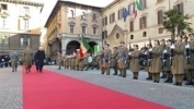Mattarella alla cerimonia dell'Alzabandiera e alla consegna della Costituzione agli studenti in occasione 220° anniversario della nascita del Primo Tricolore