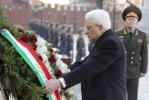 Il Presidente Sergio Mattarella depone una corona al Monumento del Milite Ignoto