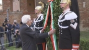 Il Presidente Mattarella depone una corona d'alloro presso il Monumento ai Caduti