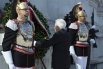 Il Presidente Sergio Mattarella depone una corona d'alloro al Milite Ignoto in occasione del 71° anniversario della Repubblica Italiana
