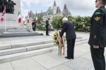 Il Presidente Sergio Mattarella depone una corona al Monumento ai Caduti