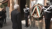 Il Presidente Mattarella depone una corona ai piedi della lapide che ricorda l’agguato terroristico in cui perse la vita Roberto Ruffilli