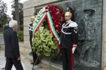 Il Presidente Sergio Mattarella depone una corona di fiori sul monumento dedicato alle vittime sul lavoro