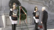 Il Presidente della Repubblica depone una corona d'alloro all'Altare della Patria