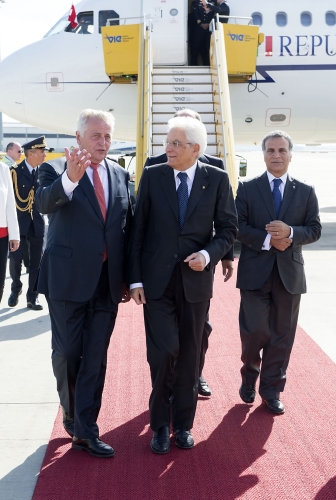 Il Presidente Sergio Mattarella al suo arrivo all’aeroporto di Vienna-Schwechat