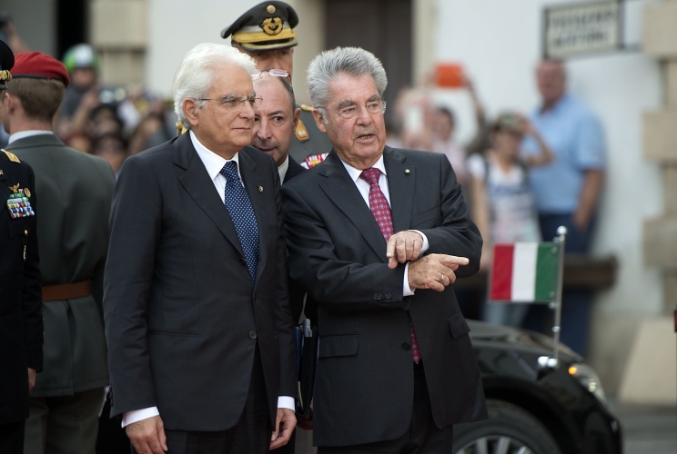 Il Presidente Sergio Mattarella accolto al suo arrivo alla Hofburg da Heinz Fischer