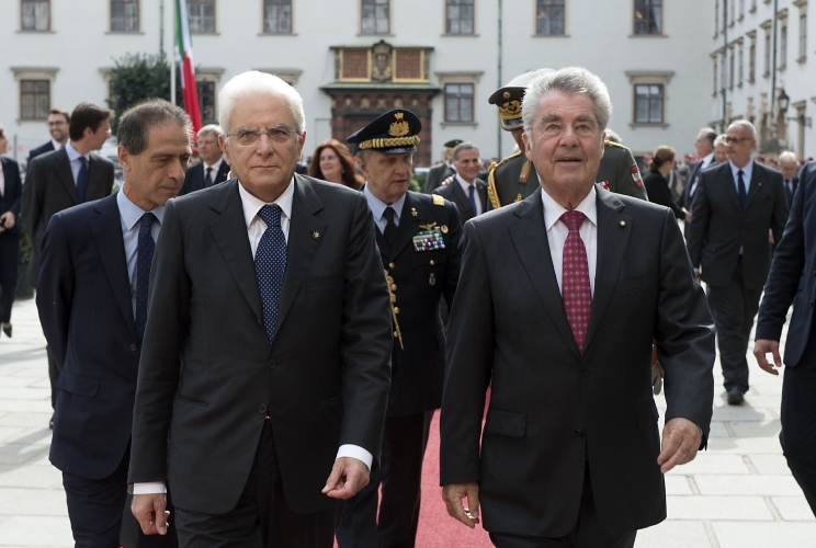 Il Presidente Sergio Mattarella accolto al suo arrivo alla Hofburg da Heinz Fischer