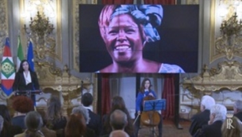L'attrice Maria Letizia Gorga legge un brano del libro "La Religione della terra" dell'ambientalista keniota Wangari Maathai acccompagnata dalla violoncellista Silvia Ancarani della JuniOrchestra