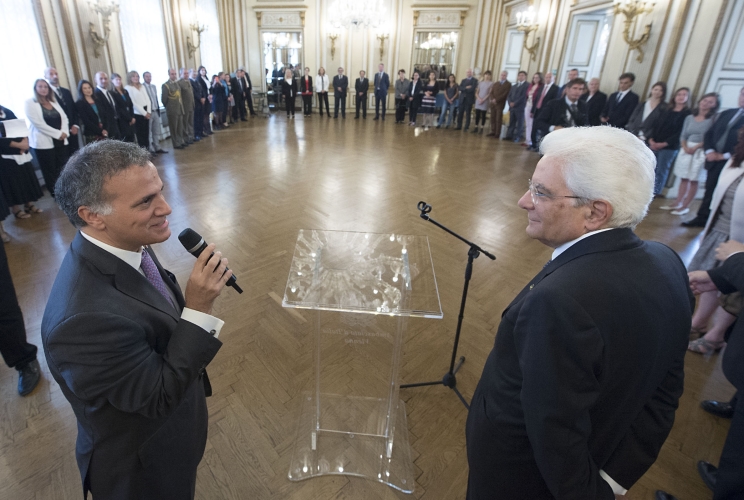 Il Presdiente Sergio Mattarella con l’Ambasciatore d’Italia a Vienna, Giorgio Marrapodi, e il personale dell'Ambasciata