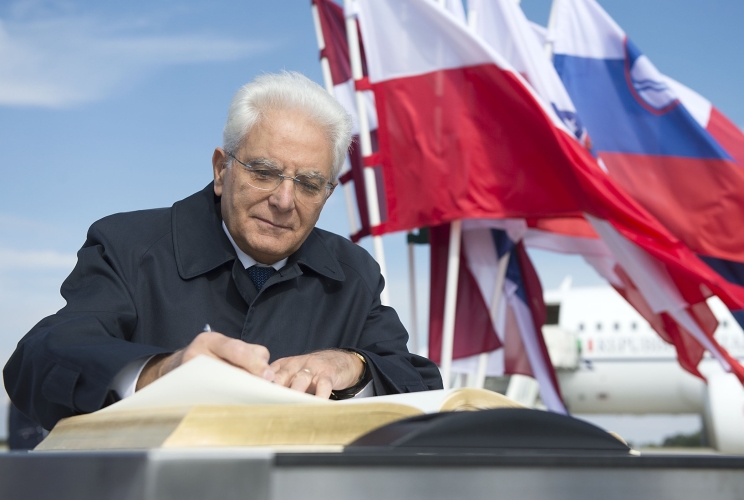 Il Presidente Sergio Mattarella firma il libro d'onore 