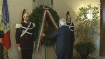 Deposizione di una corona d'alloro del Presidente Mattarella sulla lapide dei Caduti del Quirinale