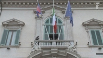 Attentati a Parigi: Bandiere a mezz'asta al Palazzo del Quirinale
