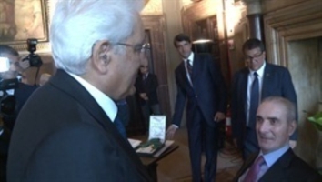 Il Presidente Mattarella consegna l’onorificenza di Cavaliere di Gran Croce dell’Ordine al Merito della Repubblica Italiana al Maresciallo dei Carabinieri Giuseppe Giangrande