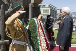 Il Presidente Sergio Mattarella depone una corona al Monumento della Vittoria Arat Kilo 