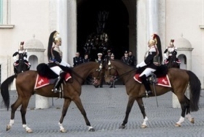 Cambio della Guardia solenne con lo schieramento e lo sfilamento del Reggimento Corazzieri e della Fanfara del IV Reggimento Carabinieri a cavallo