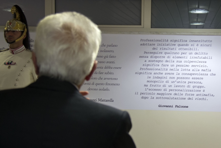 Il Presidente Sergio Mattarella osserva le riflessioni di alcune vittime della mafia e di Papa Giovanni Paolo II