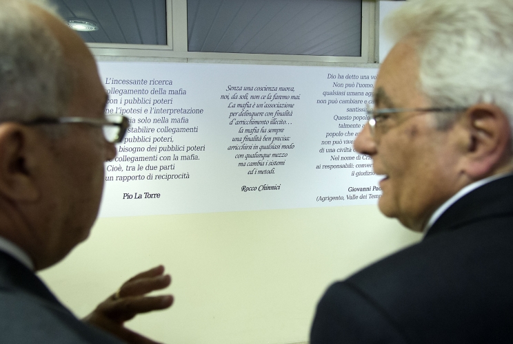 Il Presidente Sergio Mattarella osserva le riflessioni di alcune vittime della mafia e di Papa Giovanni Paolo II