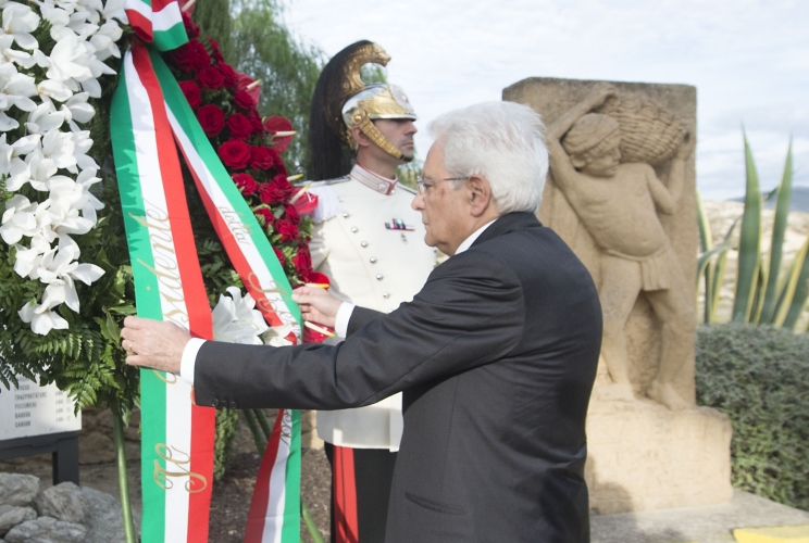 Il Presidente Sergio Mattarella depone una corona di fiori al monumento eretto in memoria dei Carusi
