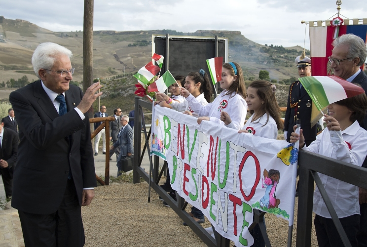Il Presidente Sergio Mattarella saluta i bambini al Cimitero dei Carusi 