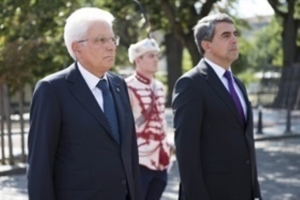 Il Presidente Sergio Mattarella riceve gli onori militari e depone una corona al Monumento al Milite Ignoto