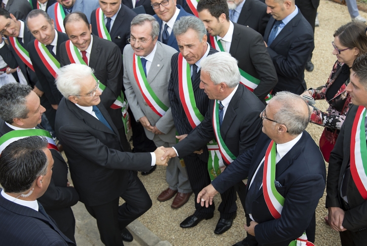 Il Presidente Sergio Mattarella saluta i sindaci in occasione della visita al Cimitero dei Carusi 