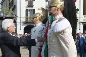 Il Presidente Mattarella depone una corona al monumento dedicato a Cavour