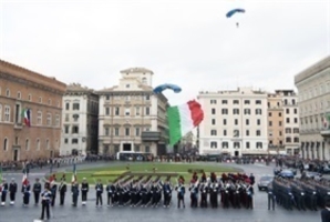 Il Presidente Sergio Mattarella depone una corona d'alloro sulla Tomba del Milite Ignoto all'Altare della Patria in occasione del Giorno dell'Unità Nazionale e Giornata delle Forze Armate