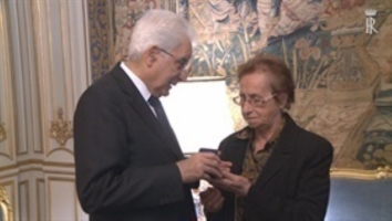 Il Presidente Sergio Mattarella consegna la Medaglia d'oro al Valor civile alla memoria della dott.ssa Rita Fossaceca