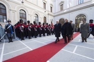 Il Presidente Mattarella visita lo Stato Maggiore dell'Esercito e inaugura la "Campana del dovere"