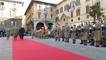 Mattarella alla cerimonia dell'Alzabandiera e alla consegna della Costituzione agli studenti in occasione 220° anniversario della nascita del Primo Tricolore