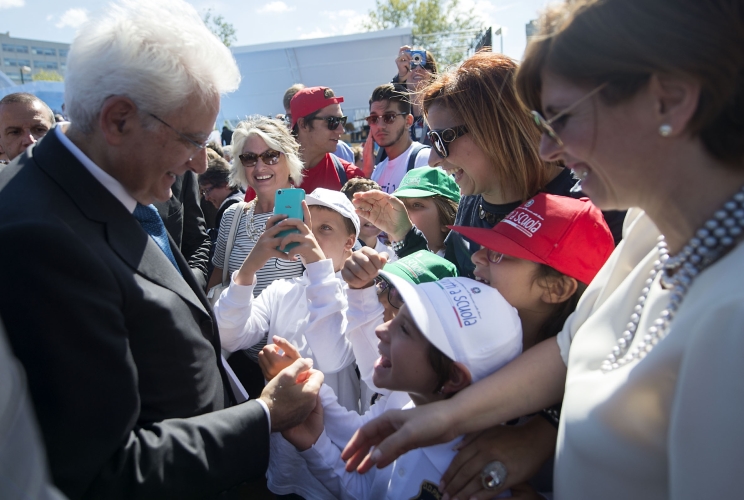 Il Presidente Sergio Mattarella con i ragazzi in occasione della cerimonia di apertura dell'anno scolastico 2015-2016