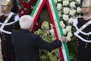 Mattarella depone una corona di fiori sul monumento dedicato alle vittime sul lavoro